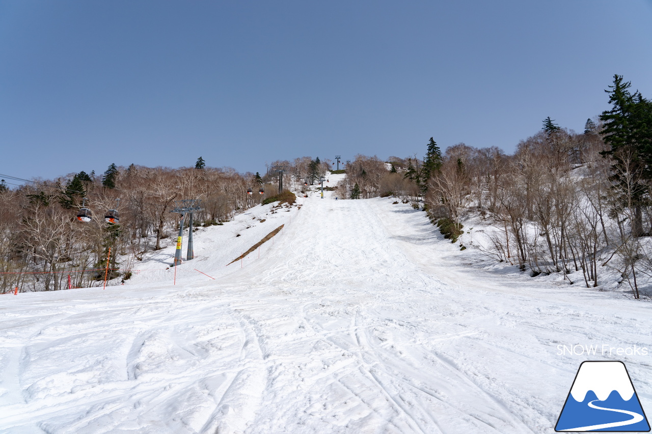 キロロリゾート｜初夏の陽気に耐えて、何とかGWまで持ってくれたキロロの雪…。さぁ、キロロゴンドラに乗って、山頂から山麓まで続く全長4,000ｍ超のロングランを楽しみましょう！